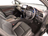 シンプルで使いやすいデザインの運転席です。