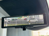 インテリジェントルームミラー搭載で、車の後方に設置されたカメラ映像を映し出してシートバックやヘッドレスト、同乗者に視界が遮られることがなく視認性が非常に良いです