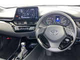 運転席まわりです。 各操作スイッチは使いやすい位置に配置されてます。