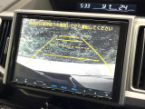 【バックカメラ】駐車時に後方がリアルタイム映像で確認できます。大型商業施設や立体駐車場での駐車時や、夜間のバック時に大活躍!運転スキルに関わらず、今や必須となった装備のひとつです!