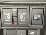 両側電動スライドドアは運転席から操作ができるよう、操作スイッチが付いています。その下にはヘットライトリベライザーのスイッチがついています。道路状況や積荷の加重に応じてライトの高さを調節できます。