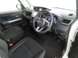 シンプルで使いやすいデザインの運転席です。