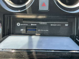 ナビのモニターパネルを開けるとご覧のようになります。音楽録音・CD/DVD再生・Bluetoothが可能です。