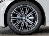 【BMWアロイホイル】軽量かつ強度に拘ったアロイホイル。走行性能ポテンシャルを引き出す設計。車の足元を引き締めてくれる大きなポイントはアロイホイルです。