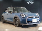 MINIのフロントグリルのデザインはイギリスで生まれた当初から、シルバーのサイドバーが折り重なった伝統的なデザインで御座います。その伝統はBMWのお車になってからでも少しずつ形を変えて守られております