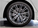 【BMWアロイホイル】軽量かつ強度に拘ったアロイホイル。走行性能ポテンシャルを引き出す設計。車の足元を引き締めてくれる大きなポイントはアロイホイルです。