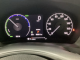 ハイブリット車専用のメーターです。右側の大型スピードメーターに加え、ステアリングスイッチを使って左のマルチインフォメーション・ディスプレイで燃費や動力伝達などの情報が見れるようになっています。