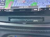 ナビ下部にはUSB接続ソケットが配置されており、電子機器の充電に便利にご利用いただけます♪