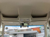 ディーラーオプションの大型ルーフコンソールが装備されております。ボックスティッシュや車検証入れなどかさばる荷物を天井に収納しておく事ができ、車内の整理に重宝するアイテムです。