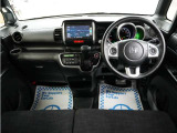 運転にかかわる様々な操作を安全に行えるように視点移動が少なく、操作性に配慮されたスイッチ類が凝縮されたコクピットです。