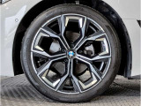 BMWの純正アロイホイールは軽量かつ強度にも優れているホイールで走行性能を引き上げる設計になっております。足元にもBMWは妥協がなくこだわっている個所になります。