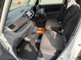 前席の足元はフラットで余裕があり、快適な乗車環境が確保されています。