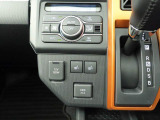 運転席と助手席にはヒートシーターが付いていて、冬の寒い日でも快適に座れます。便利な12V電源ソケットとUSBポートが付いているので、スマホのバッテリーやナビ機能を便利に使えるようにしてくれます。