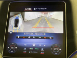 【全方位型モニター】クルマを上空から見下ろしているかのように、直感的に周囲の状況を把握できる全方位型モニター。狭い場所での駐車でも周囲が映像で確認できます。