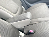 【アームレスト】運転中の身体の負担を軽減してくれるアームレストを装備♪