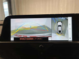 【パノラミックビューモニター】専用のカメラにより、上から見下ろしたような視点で360度車の周囲を確認することができます。