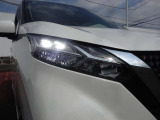 【LEDヘッドライト】悪天候や夜間走行時も良好な視界を確保し安心して運転できる高輝度LEDヘッドライトを装備!点灯速度が早く、消費電力も抑えられています。