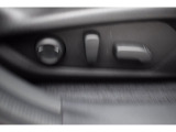 運転席パワーシート 電動シート採用で細かい微調整ができ、ドライビングポジションにしっかり合わせることで疲労軽減や事故防止につながります♪♪