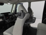 シートバックテーブル。飲み物や軽食を置いたり、スマホやタブレットを立てかけられます。車内での休憩が快適に。