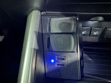充電用USB端子付き。スマートフォンなどの充電に便利です。