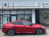 【BMWの伝統-3】BMWのお車は、&ldquo;駆け抜ける歓び&rdquo;を体現しております。走行の安定性とコーナリングの良さを追求し、思い通りにハンドルの操作可能です。