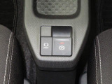 電動パーキングブレーキ&オートブレーキホールド機能付。「HOLD」スイッチを押しシステムONの状態にしておくことで信号待ちでブレーキを踏んで停車時ブレーキペダルから足を離してもブレーキを保持。楽です。