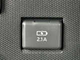 充電用USB端子付き。スマートフォンなどの充電に便利です。