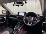 運転席まわりです。 各操作スイッチは使いやすい位置に配置されてます。