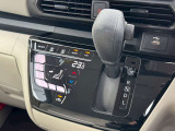 タッチパネル式オートエアコンで温度を設定するだけで快適な車内環境を維持することができます。