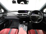 上質で落ち着いた印象のインパネ。視界も広々で運転しやすいです。