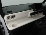 インパネトレイが装備されています。スマートフォン、財布、小物などを置ける使い勝手の良い収納です。