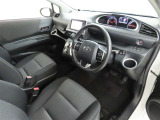 シンプルで使いやすいデザインの運転席です。