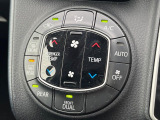 【オートエアコン】一度お好みの温度に設定すれば、車内の温度を検知し風量や温度を自動で調整。暑い&hellip;寒い&hellip;と何度もスイッチ操作をする必要はありません。快適な車内空間には必須の機能ですね♪
