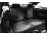 安全性と快適性を追求した、少し硬めのシート。 これは長時間の運転や渋滞などの状況でも、身体の疲労度が少ないことを求めたものです。