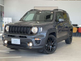 Jeep伝統の7スロットグリルが映える、スタイリッシュなフロントマスクです。ナイトイーグル専用のグロスブラックフロントグリル。精悍な顔つきを演出します。