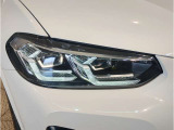 【LEDヘッドライト】先進のLEDテクノロジーを採用。放射される白色光の周波特性は太陽光に近く、バイキセノン・ヘッドライトを上回るコントラストで更に明るく輝きます!