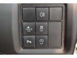 アイドリングストップ機能搭載。 信号待ちや一時停止時に、エンジンのアイドリングを自動的にストップ。ブレーキペダルから足を離すだけで素早く再始動します。 燃料の節約にも効果があります。
