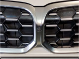 【キドニーグリル】BMWは約90年もの間、ほぼ全ての車両にひと目でBMWだと分かるこの特徴的なフロントグリルが備えられ、デザイン・アイコンとして親しまれてきました。