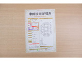【車両検査証明書】店頭にて、クルマの状態が一目で分かる査証明書を公開中。トヨタ認定検査員が厳しく検査し、状態を点数と図解で表示しています。修復歴はもちろん、傷やヘコミの箇所や程度がご確認いただけます。