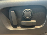 パワーシート 電動パワーシートですので運転中のシート調節も安全に行えます。微調整も可能ですのであなただけのドライビングポジションを実現します。