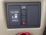 左側電動スライドドアは運転席からでも操作ができるように、ハンドル付近に開閉の操作スイッチが付いています。