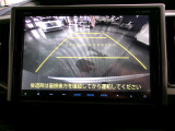 バックカメラの画像です。ガイドラインがスムースな車庫入れをサポートいたします。車庫入れの安心感がアップしますね。