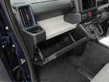 運転席まわりには収納スペースが充実。置いたりしまったり、手に取ったりがしやすい収納レイアウト。