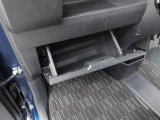 グローブボックス。パかッと相手スポッと入れられる大きめ収納。整備手帳ケースはここへ。