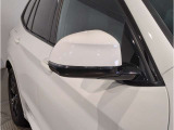 【BMWミラー】視認性の高いスタイリッシュなミラー。自動防眩機能も付いており夜間のドライビングをサポートします。