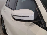 【BMWミラー】視認性の高いスタイリッシュなミラー。自動防眩機能も付いており夜間のドライビングをサポートします。