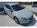 V40の特徴でもある流線型のボディーラインは軽快な走りを予感させます。