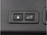 スイッチひとつで電動開閉できるパワーリヤゲート。リヤゲートを閉めると同時に全ドアを施錠するロックシステムも採用。スイッチひとつで「閉める」と「施錠」の操作を一度に行えて便利です。
