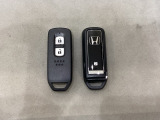 スマートキーを装備しています。鍵を差し込むことなくドアロックの開け閉めと、スタートボタン操作でのエンジンスタートができます。スペアキーも同じものを用意しております。