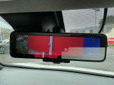 車両後方のカメラ映像をミラーに映し出して、いつでもクリアーな後方視界を確保できる『インテリジェントルームミラー』が装備されています。通常ミラーにも簡単に切り替えが出来ます。♪